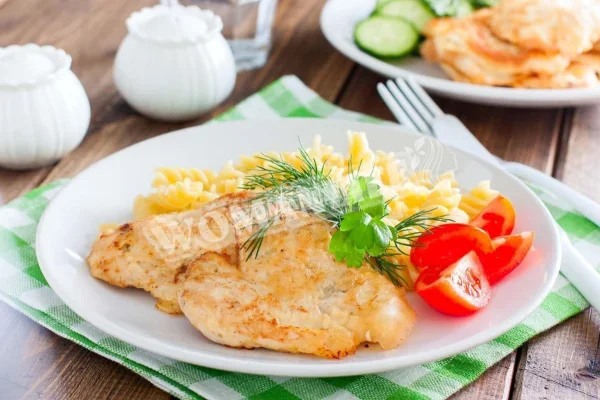 Куряче філе в клярі на сковороді