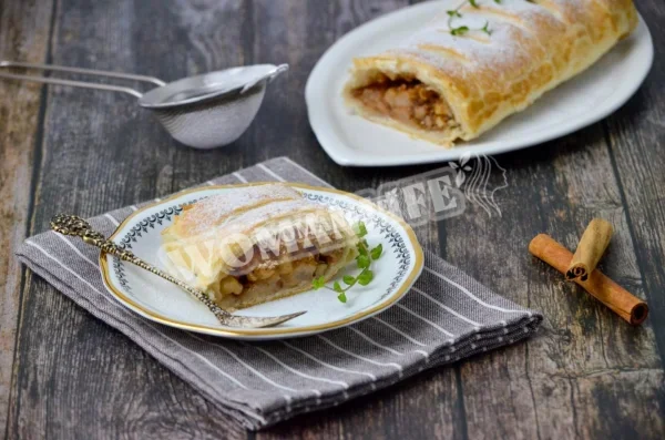 Класичний яблучний штрудель з листкового тіста