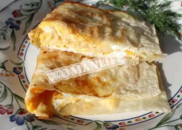 Лаваш, смажений з яйцем і твердим сиром