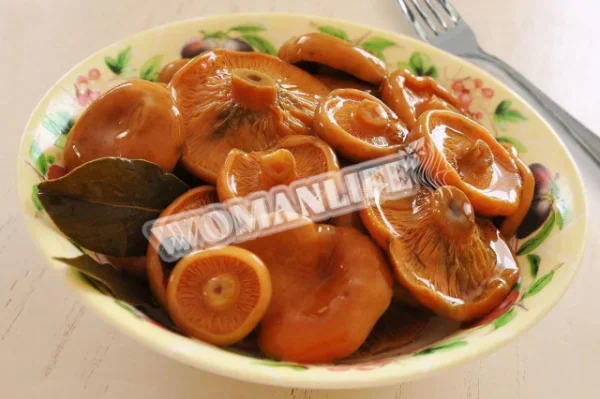 Мариновані шапки шафрану з часником, цукром та оцтом