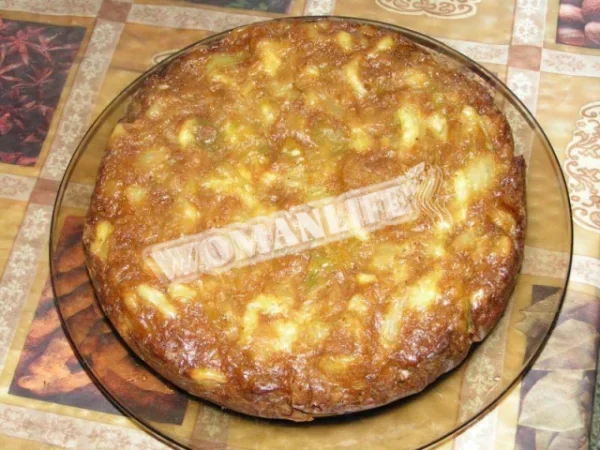 Капустяна шарлотка з грибами в духовці