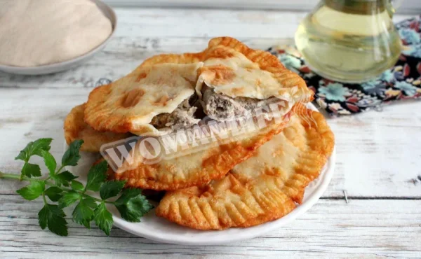 Чебуреки на сковороді з м'ясом