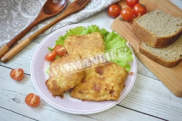 Філе минтая в клярі і панірувальних сухарях на сковороді