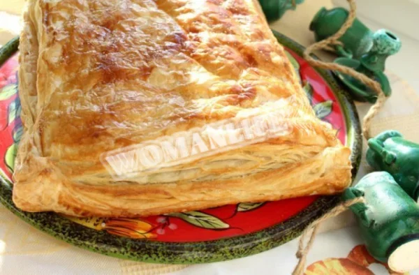 Грецький листковий пиріг з м'ясним фаршем і сиром