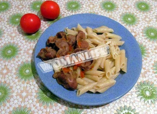 Курячі шлунки, тушковані з цибулею Маггі та морквою