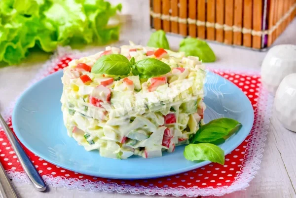 Салат з капустою, крабовими паличками і яйцями