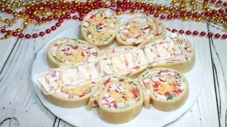 Рулетики з крабовими паличками, майонезом, сиром і часником
