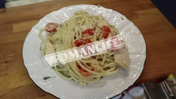 Паста з курячими грудками і помідорами черрі