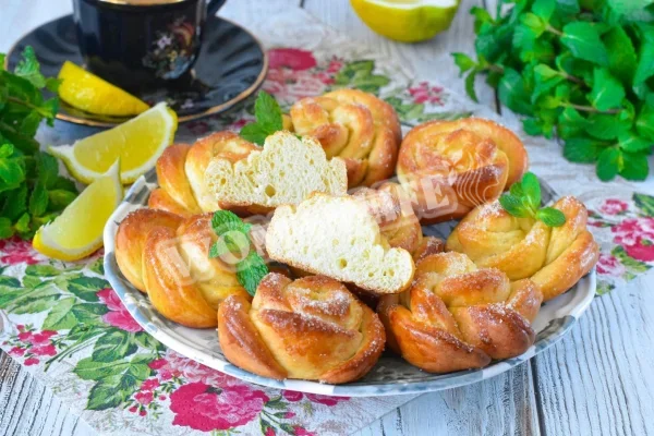 Булочки трояндочки з цукром з дріжджового тіста