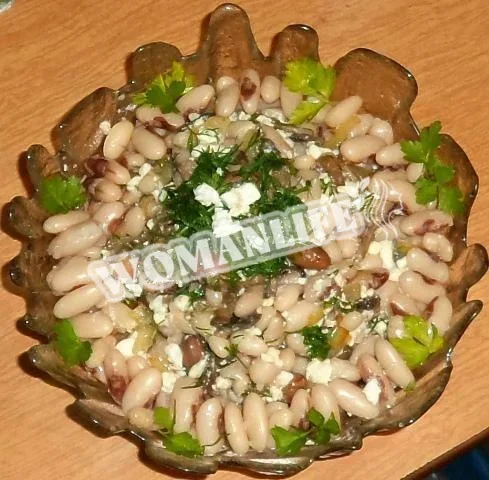 Салат з білою квасолею, яйцями та грибами