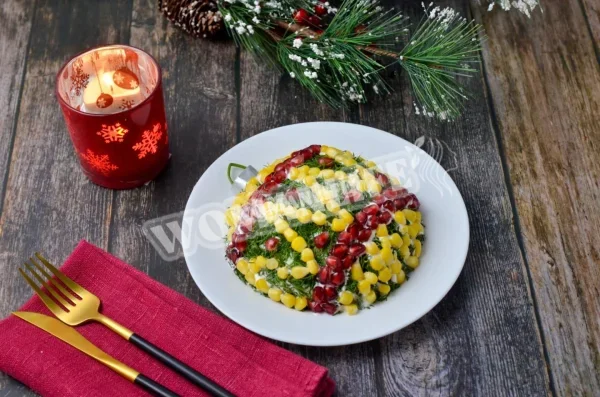 Салат ялинкова іграшка з ананасом, волоськими горіхами та куркою