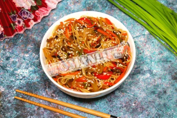 Яєчна локшина з овочами