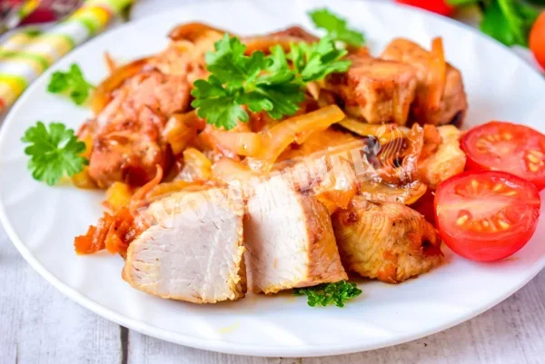 Індичка з цибулею і морквою на сковороді