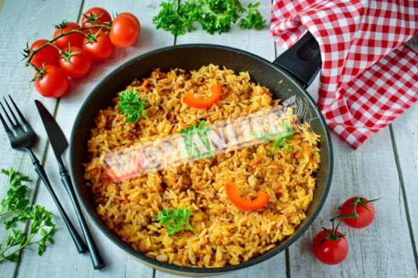 Рис з фаршем і томатною пастою на сковороді