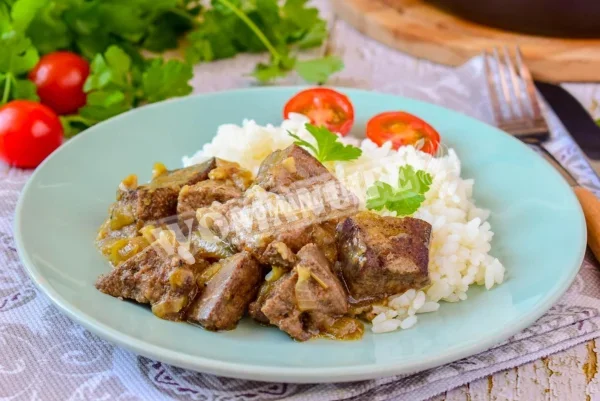 Печінка з цибулею на сковороді