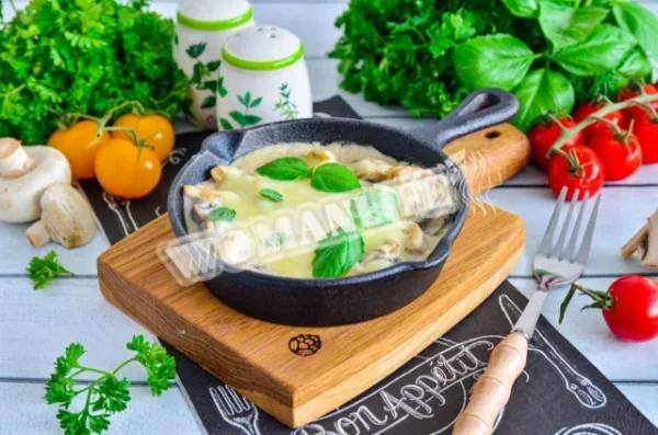 Жульєн з грибами на сковороді зі сметаною класичний