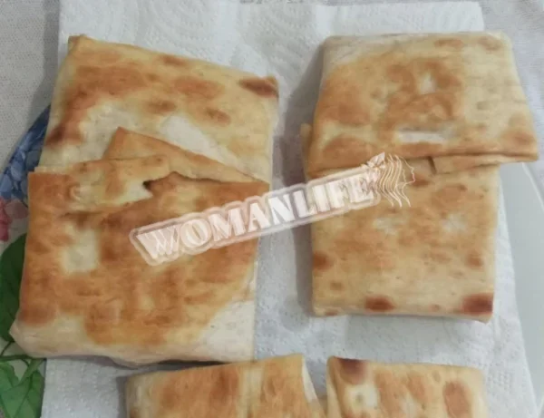 Конвертики з крабовими паличками на сковороді