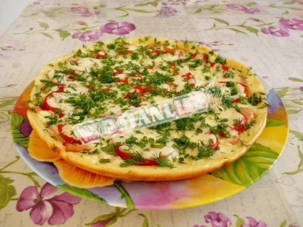 Піца на сковороді зі сметаною і сосисками, швидко і легко