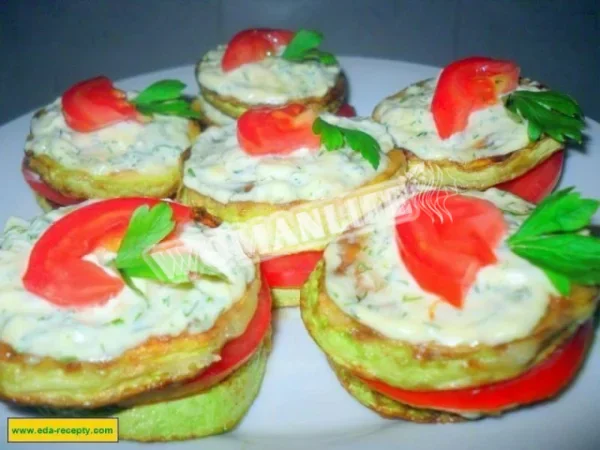 Кабачки, смажені з часником, помідорами і сметаною