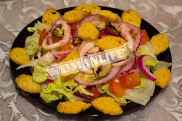 Салат з морепродуктів з грінками Морський