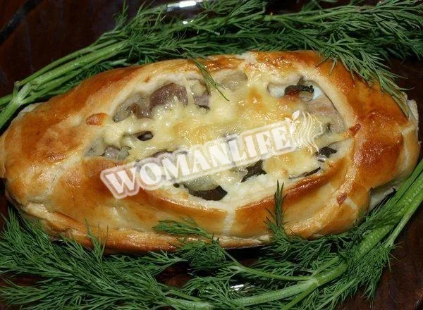 Човники з листкового тіста з картоплею, м'ясом та огірками