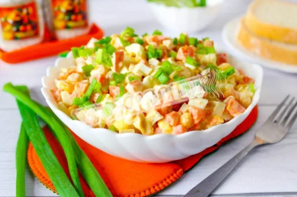 Салат з морквою, крабовими паличками і яйцем