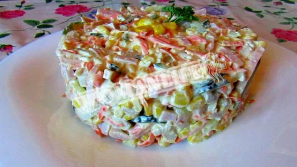 Салат з куркою, шинкою та овочами