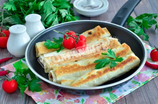 Лаваш ковбасний сир яйце на сковороді