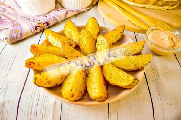 Картопля в шкірці, запечена в духовці з часником, по-селянськи
