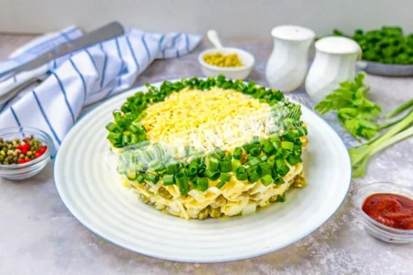 Салат Чайка з сиром і горошком