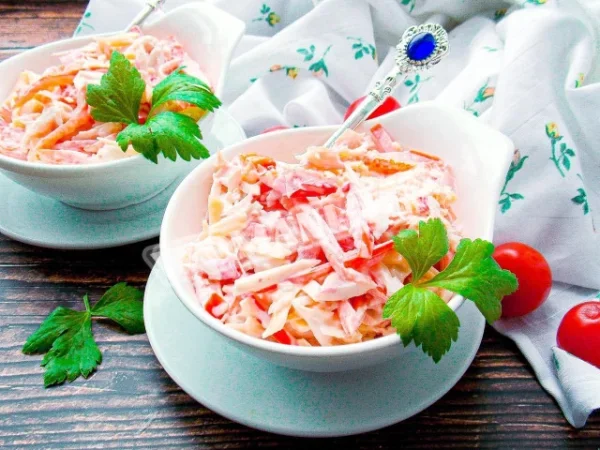 Салат з болгарським перцем, крабовими паличками і помідорами