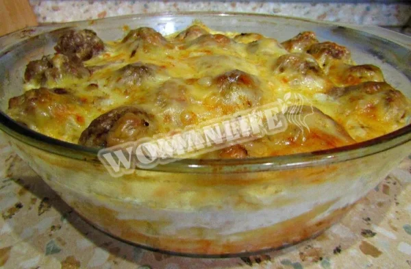 Запечені макарони з фрикадельками в духовці