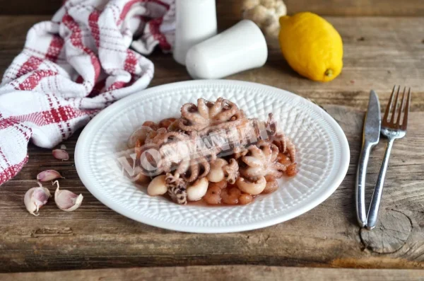 Заморожений морський коктейль на сковороді