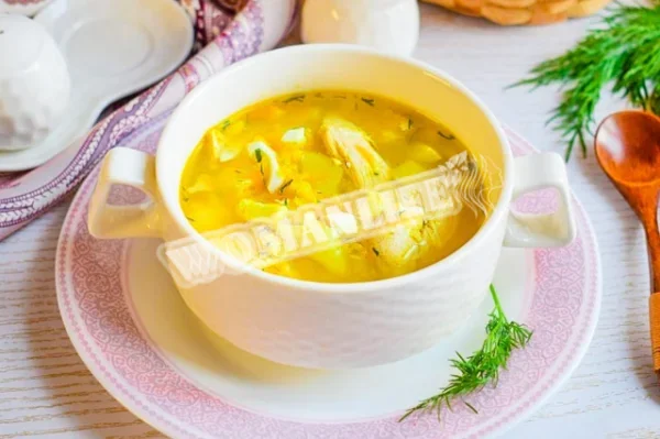 Суп з куркою і яйцем