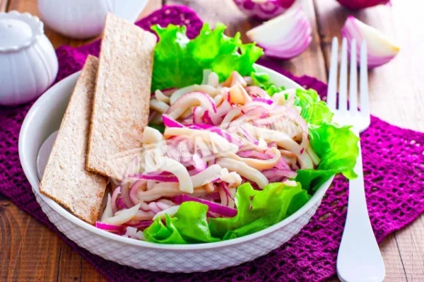 Салат з маринованими кальмарами і цибулею