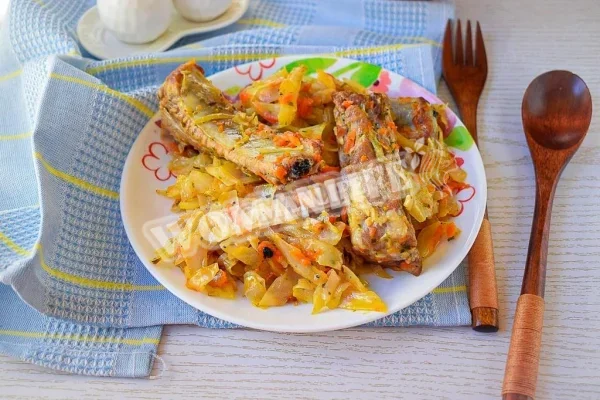 Свинячі ребра з капустою, тушкованою