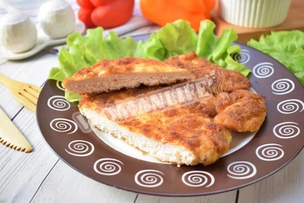Курячий шніцель, панірований з грудки на сковороді