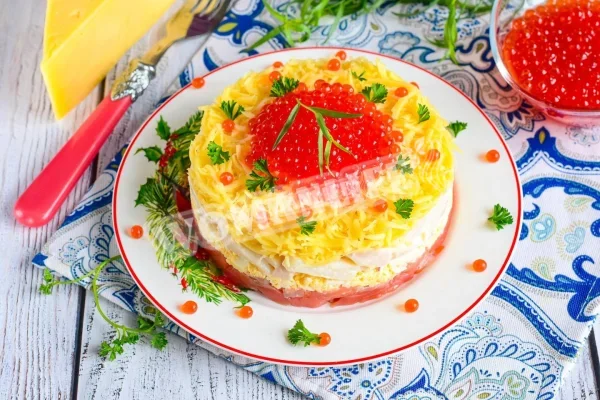 Салат Ситий боцман з червоною ікрою, сьомгою та кальмарами