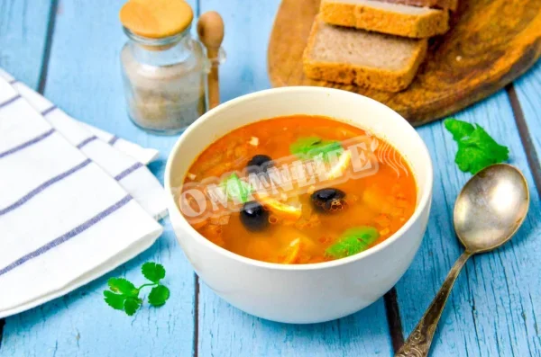 Солянка з ковбасою в мультиварці