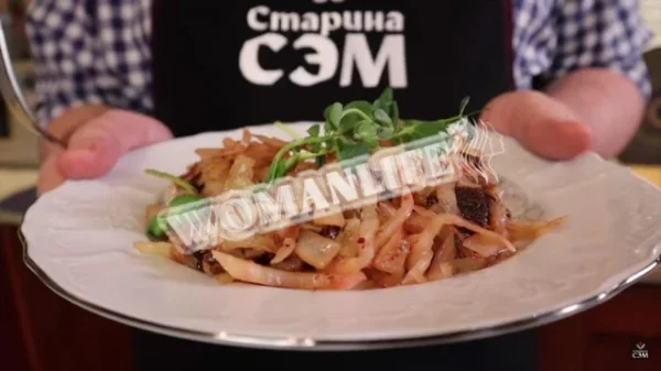 Тушкована капуста з цибулею і чорносливом