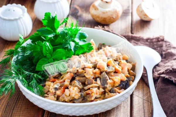 Салат з копченою курячою грудкою і печерицями
