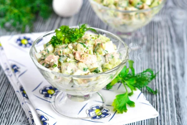 Класичний салат з консервованого тунця