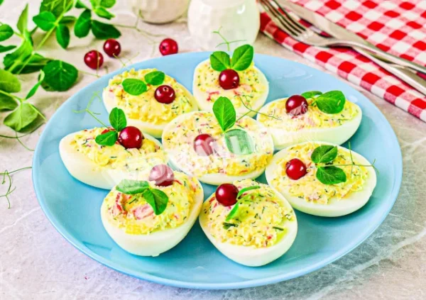 Яйця, фаршировані сиром і часником