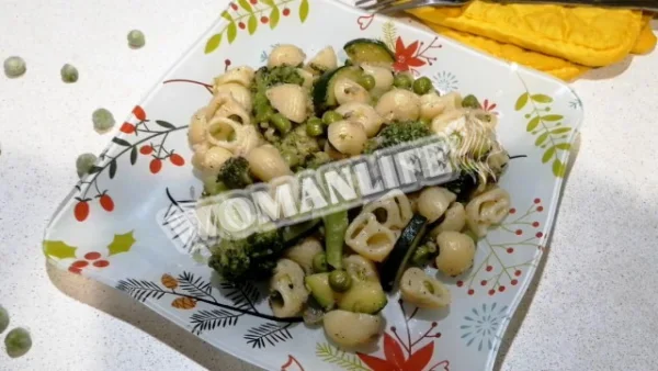 Паста з анчоусами та овочами