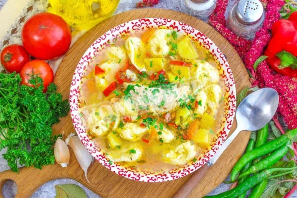 Суп з галушками, картоплею та куркою