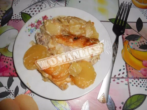 Курячі гомілки з картоплею та сиром під вершками
