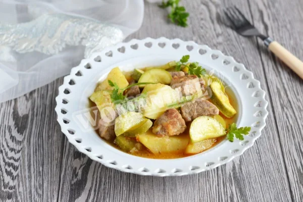 Кабачки, тушковані з м'ясом і картоплею