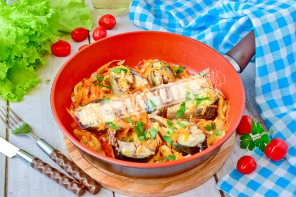 Скумбрія з цибулею і морквою на сковороді