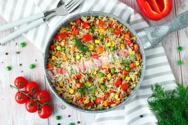 Рис з овочами на сковороді - ароматний і розсипчастий