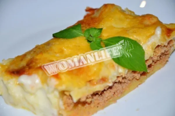 Каннелоні з м'ясним фаршем, помідорами та сиром